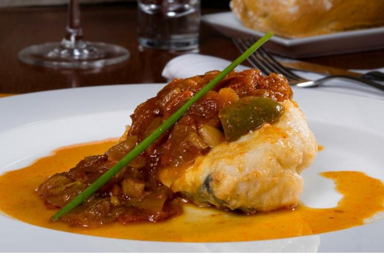 Un plato con bacalao al ajoarriero y pimientos.