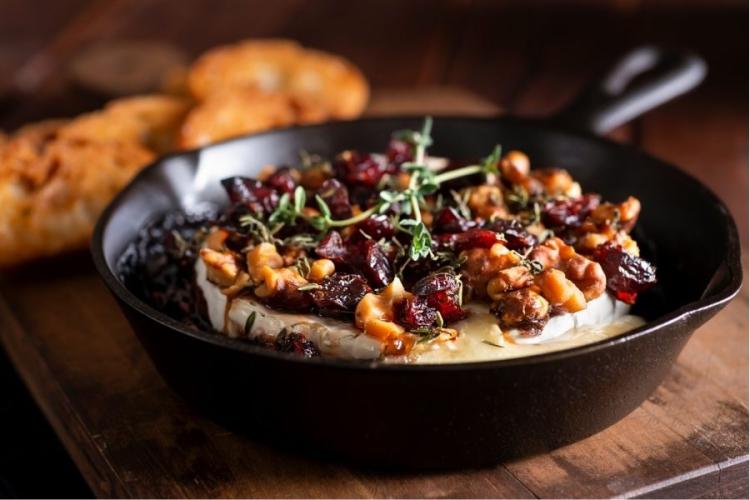 Queso brie al horno con arándanos secos, nueces y tomillo