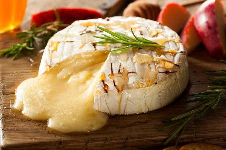 Queso brie al horno con miel y romero.