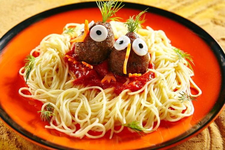 Pasta con salsa de tomate y albóndigas en forma de pájaro.