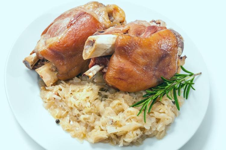 Codillo de cerdo cocinado al estilo alemán.