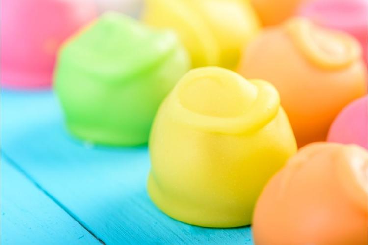 Dulces hechos con fondant aromatizado y coloreado.