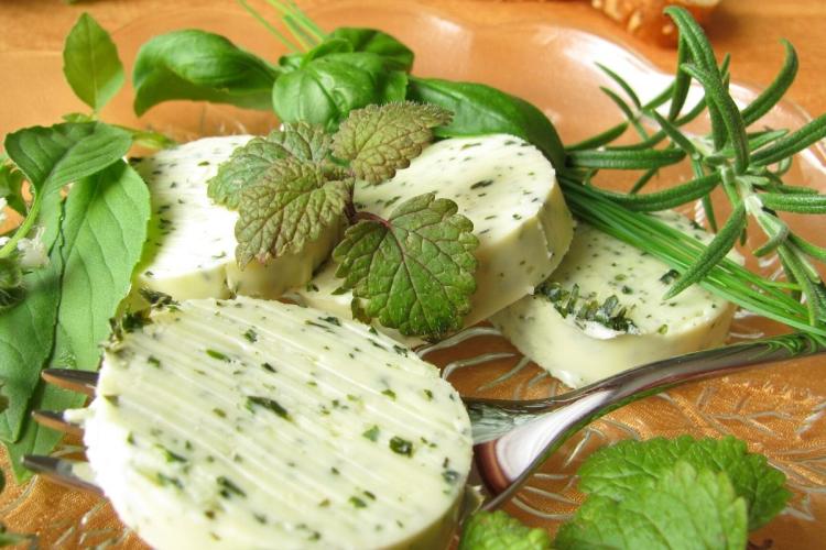 Rodajas de mantequilla a las hierbas y hierbas.