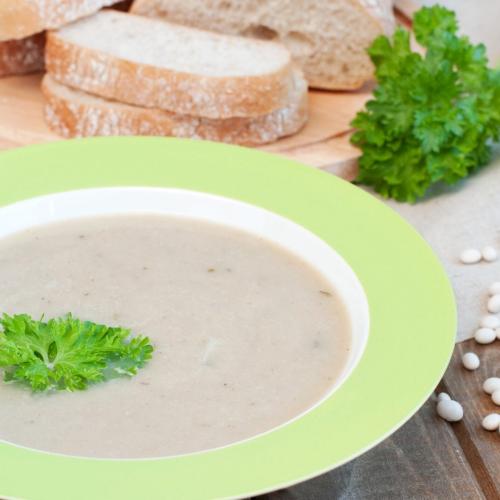 Puré de alubias blancas en un plato.