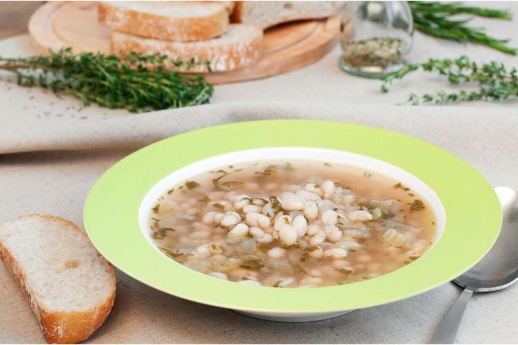 Un plato con alubias blancas a las hierbas, con tomillo y romero.