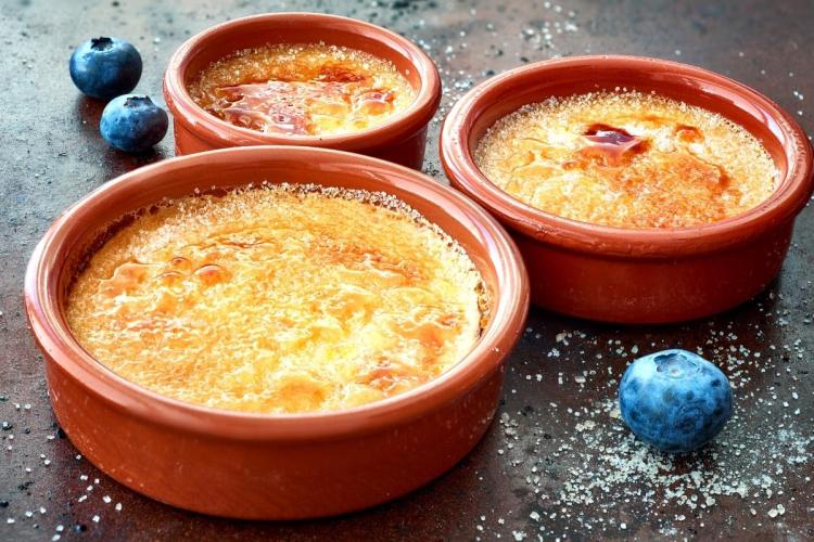 Crème brûlée en cazuelitas de barro.