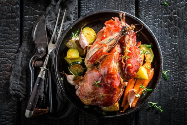 Faisán asado, bridado y envuelto en tocino.