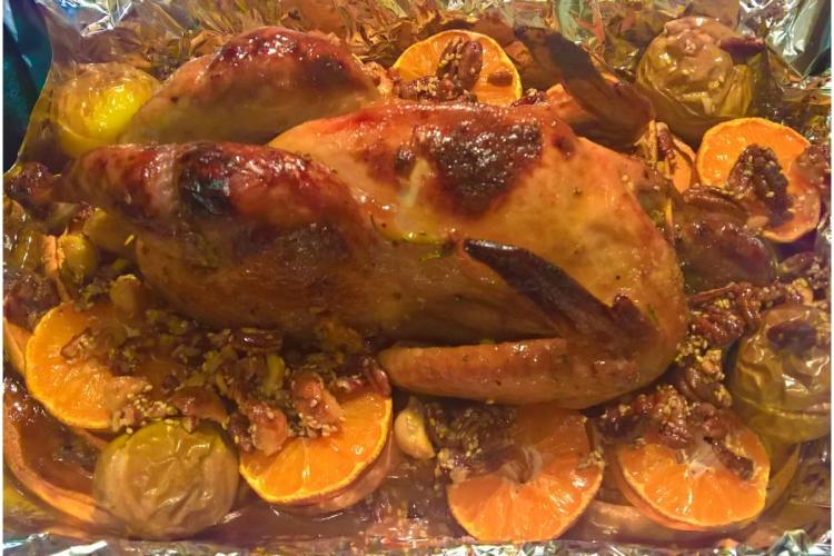 Detalle de una pintada, o gallina de Guinea, asada.