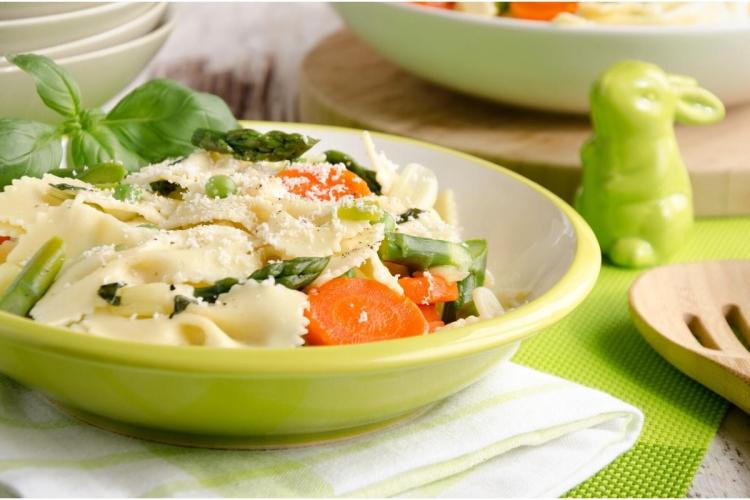Pasta primavera con guisntes, espárragos y zanahoria.