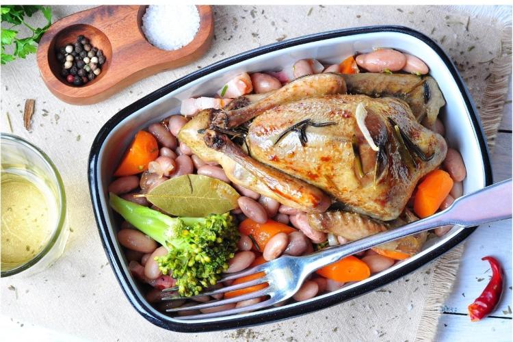 Pichón asado con alubias, verduras y hortalizas.