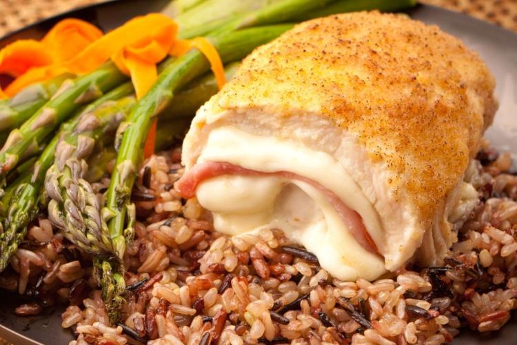 Chicken cordon bleu sobre arroz y arroz salvaje con guarnición de espárragos.