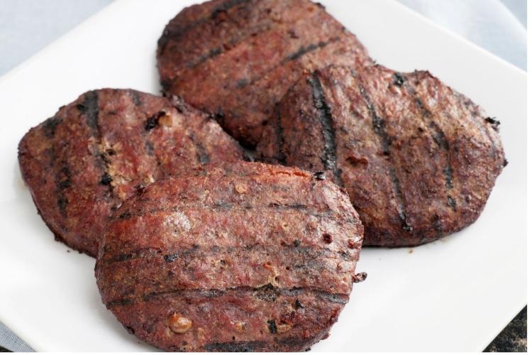 Hamburguesas de bisonte hechas en la barbacoa.