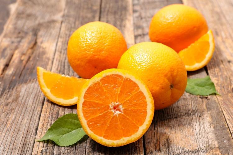 Naranjas dulces sobre mesa de madera.
