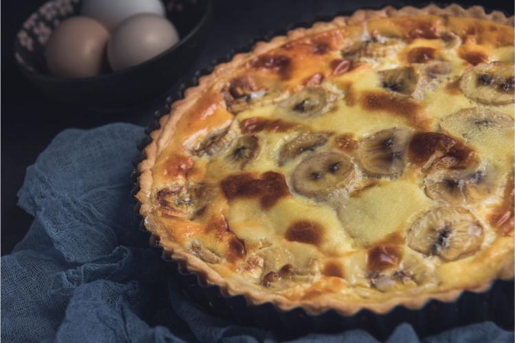 Tarta de plátano y crema inglesa.