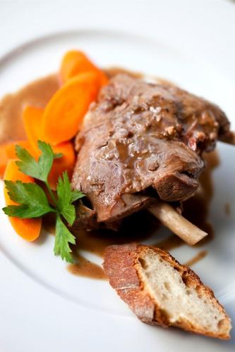 Liebre a la sangre servida en el plato.