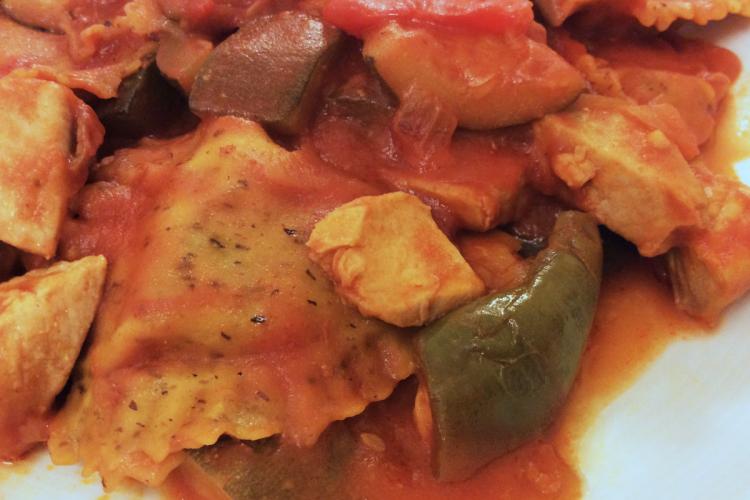 Detalle de la cazuela de bonito con pisto y ravioli.