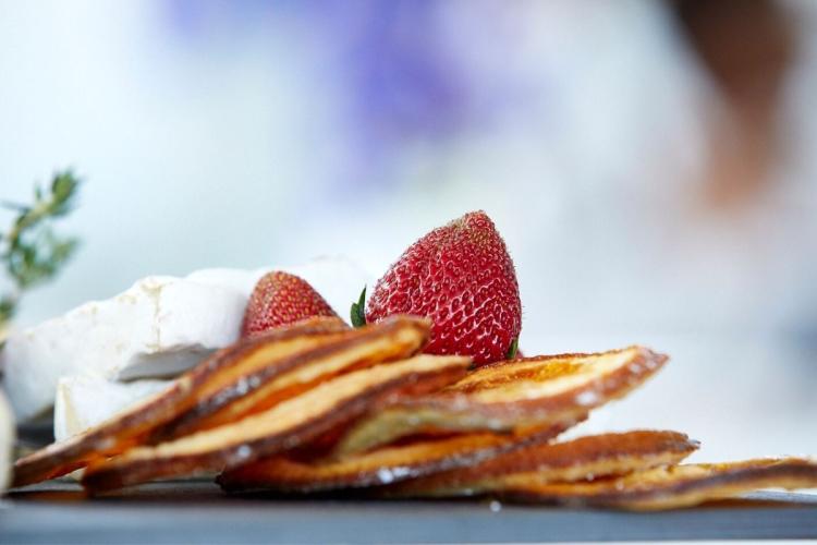 Chips de batata, con piel, fresas y queso.