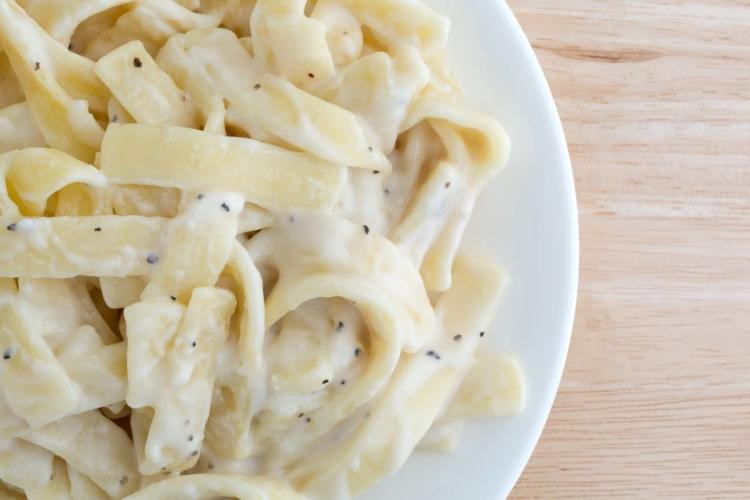 Un plato con tallarines al estilo Alfredo fortissimo, con nata y queso rallad.