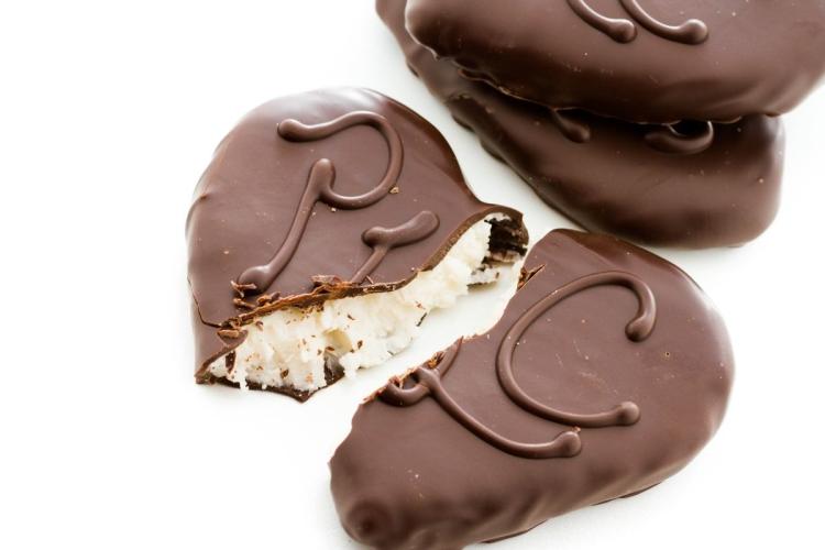 Dulces de crema de menta cubierta con chocolate en forma de corazón