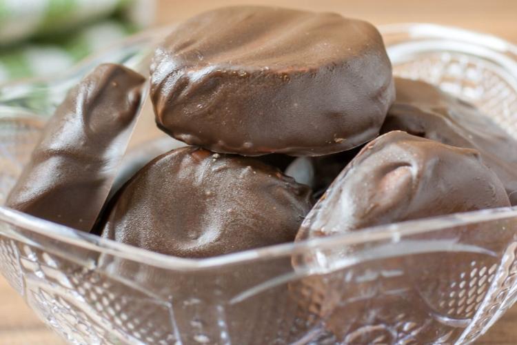 Dulces de crema de menta cubierta de chocolate en un cuenco de vidrio.