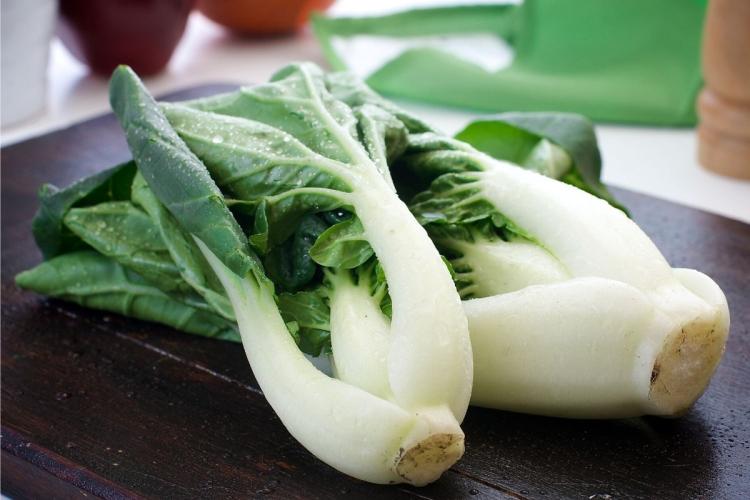 Dos cabezas de bok choi lavadas.