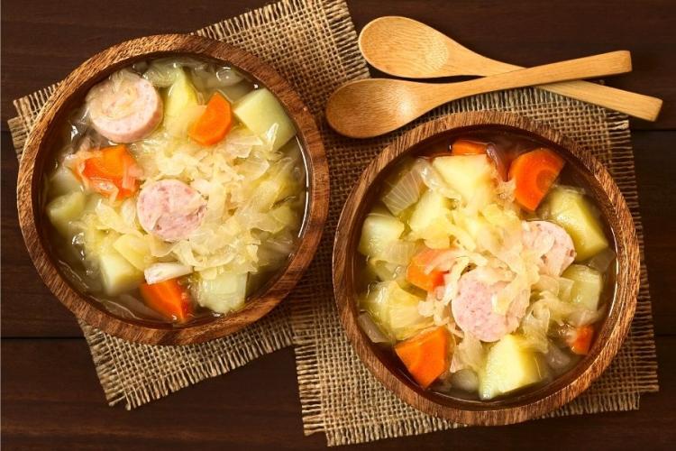 Salchichas con chucrut y patatas.