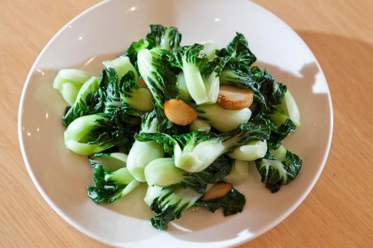Bok choi miniatura, salteados enteros.