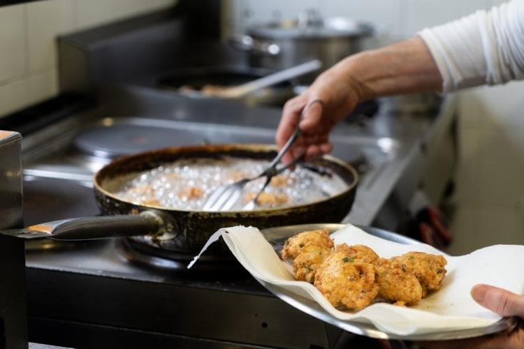 Friendo buñuelos de pescado.