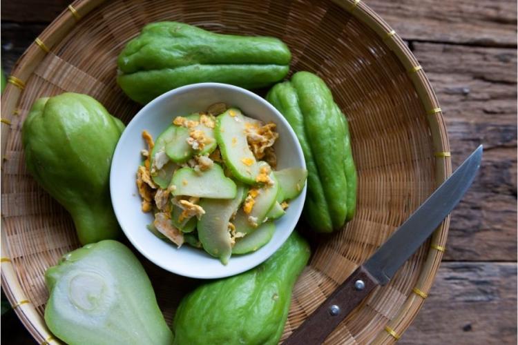 Huevos revueltos con chayote salteado con ajo en un cuenco.