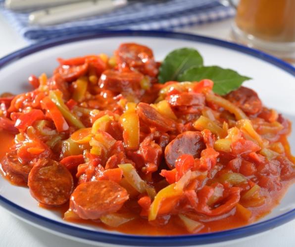 Un plato de lecsó con salchicha picante.