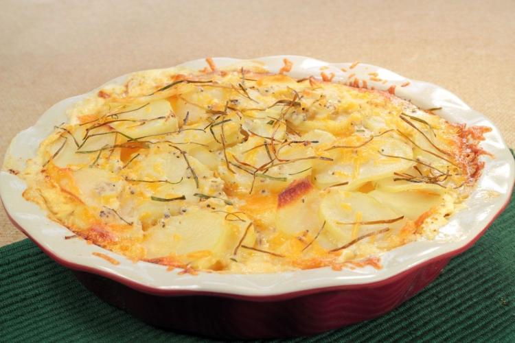 Una fuente con rodajas de patata horneadas.