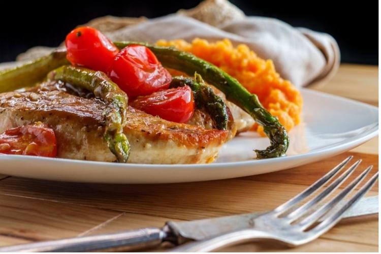 Pollo balsámico con espárragos, tomates cereza y puré de batata.