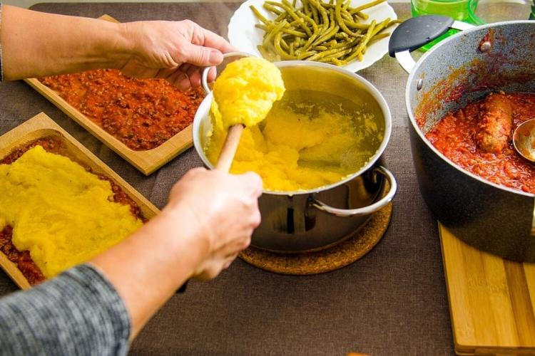 Preparando la polenta con salsa de carne.