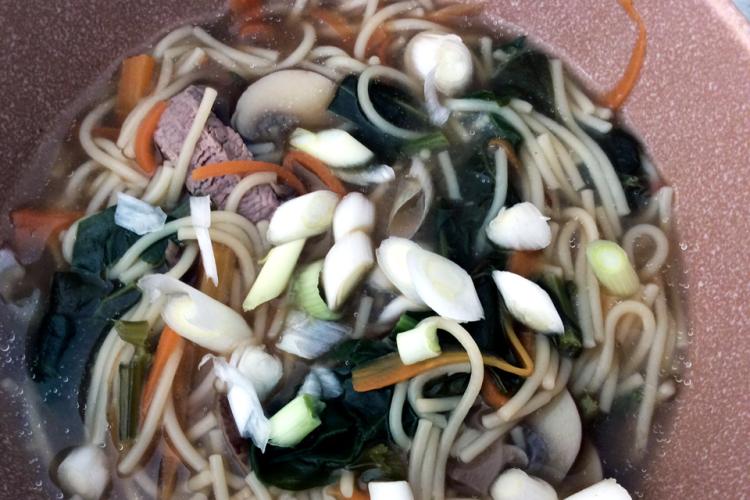 Sopa de carne en un cuenco.