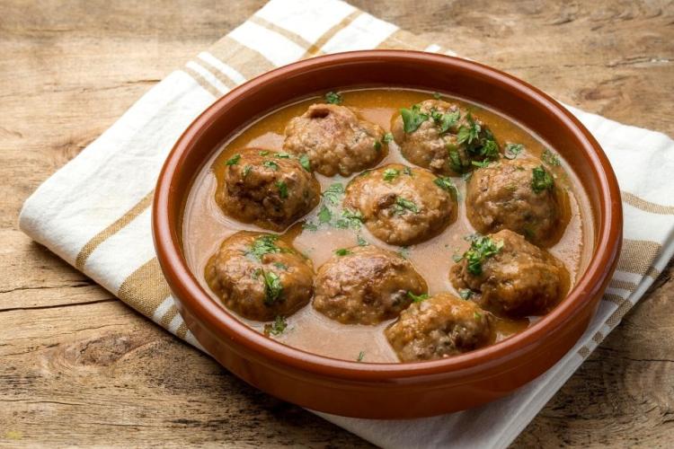 Una cazuelita de barro con albóndigas en salsa.