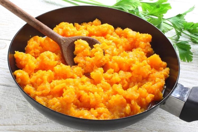 Una sartén con puré de zanahoria con naranja y comino.