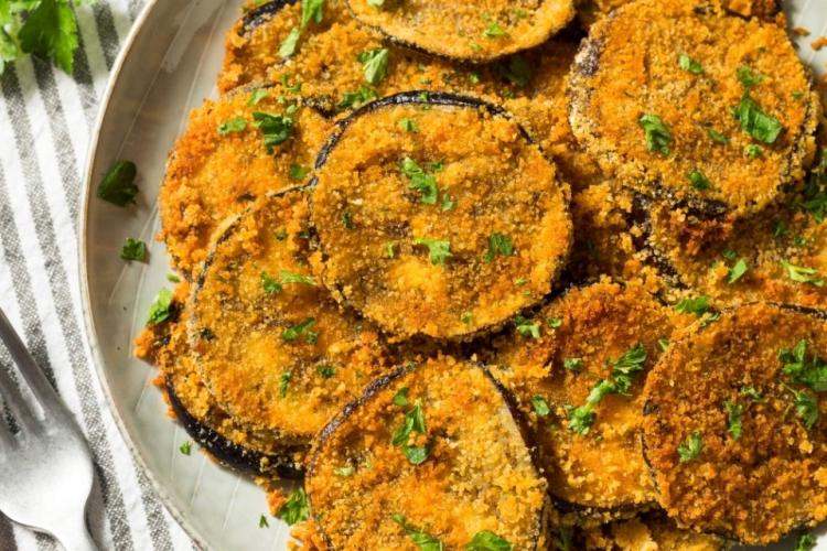 Rodajas de berenjena con pan rallado, ajo y perejil.