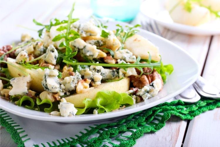 Ensalada de hojas variadas con pera, queso azul y nueces.