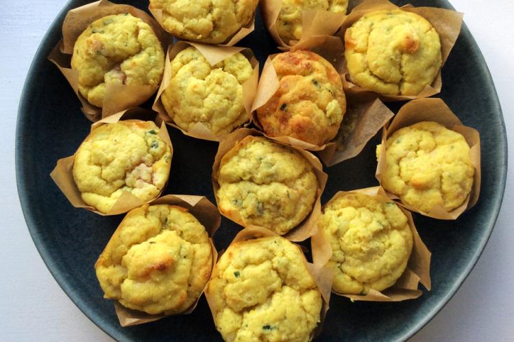 Muffins miniatura de jamón y queso en un plato.