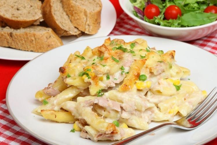 Un palto con pasta con atún y queso.