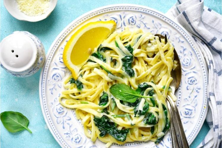 Pasta con espinacas tiernas, limón y queso rallado.