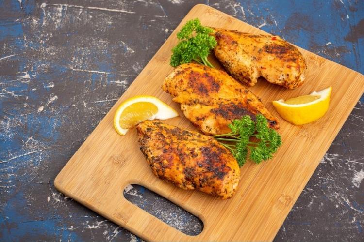 Pechugas de pollo con adobo agridulce al limón ya asadas a la parrilla.