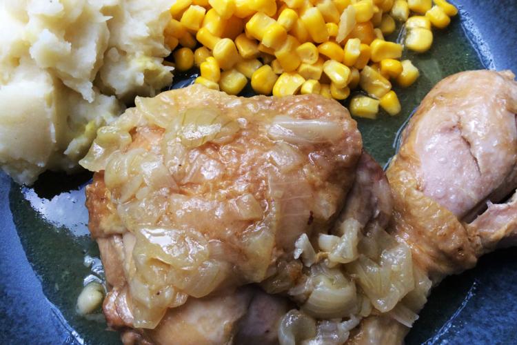 Pollo a su manera acompañado de maíz tierno y puré de patata.