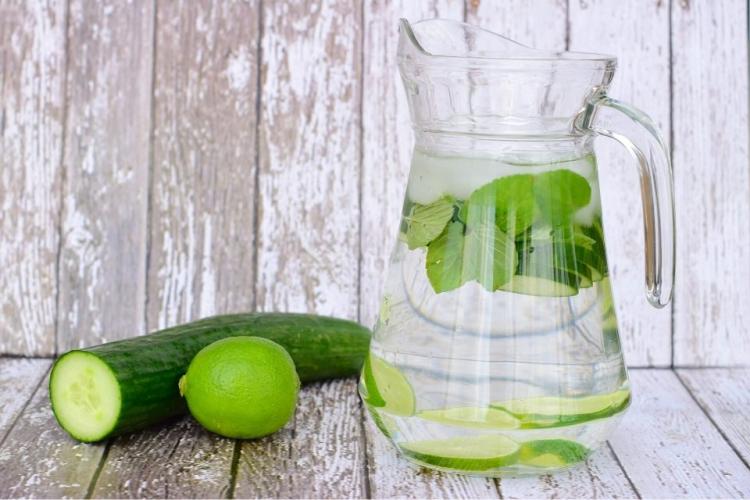 Agua helada con menta, rodajas de lima y de pepino.