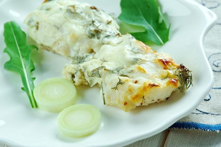 Bacalao al horno con una salsa cremosa al perejil como la salsa Grillón..