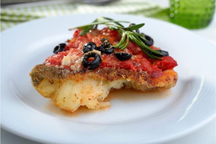 Bacalao al horno con salsa de tomate y aceitunas negras.