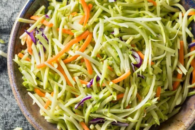 Ensalada de brócoli, zanahoria y lombarda (broccoli slaw)
