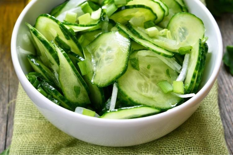 Ensalada de pepinos helados en un cuenco blanco.