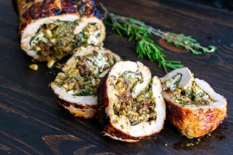 Solomillo de cerdo relleno de espinacas y pesto.
