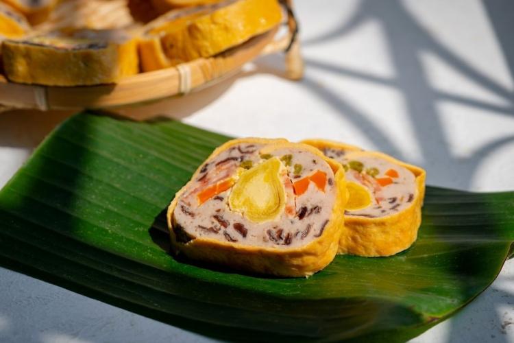 Cha lua hoa, mortadela vietnamita con huevo salado.